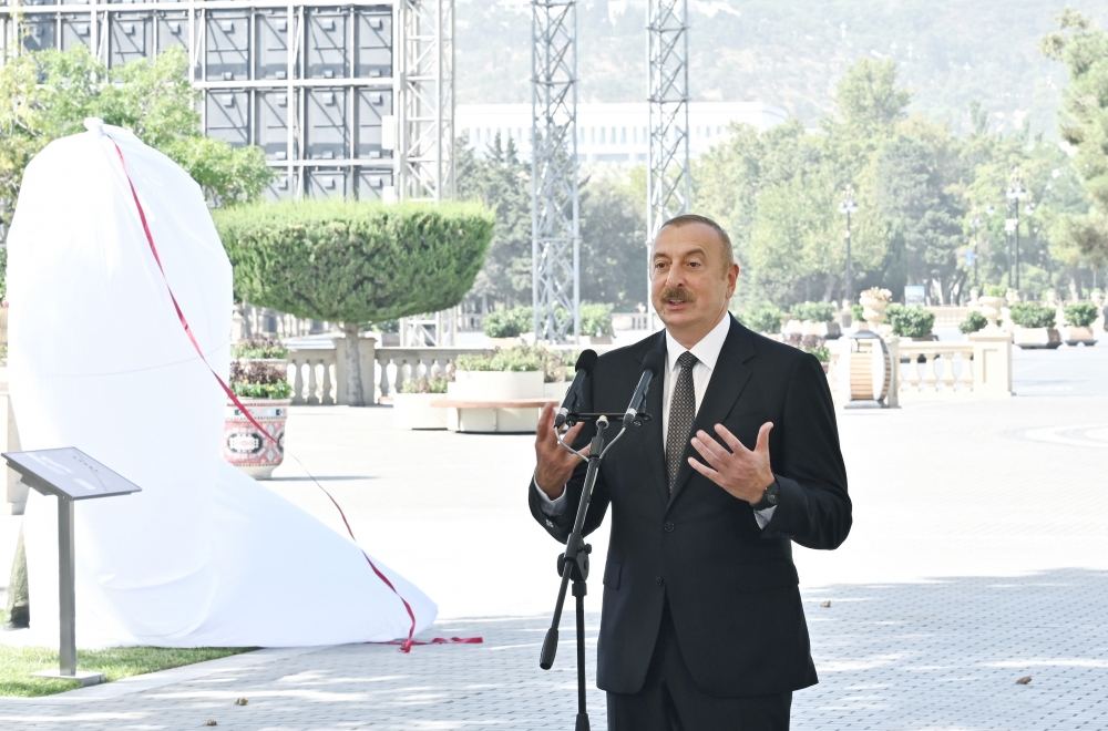 Prezident İlham Əliyev və Birinci xanım Mehriban Əliyeva Bakının Dənizkənarı Milli Parkında Müslüm Maqomayevin abidəsinin açılışında iştirak ediblər (YENİLƏNİB) (FOTO/VİDEO)