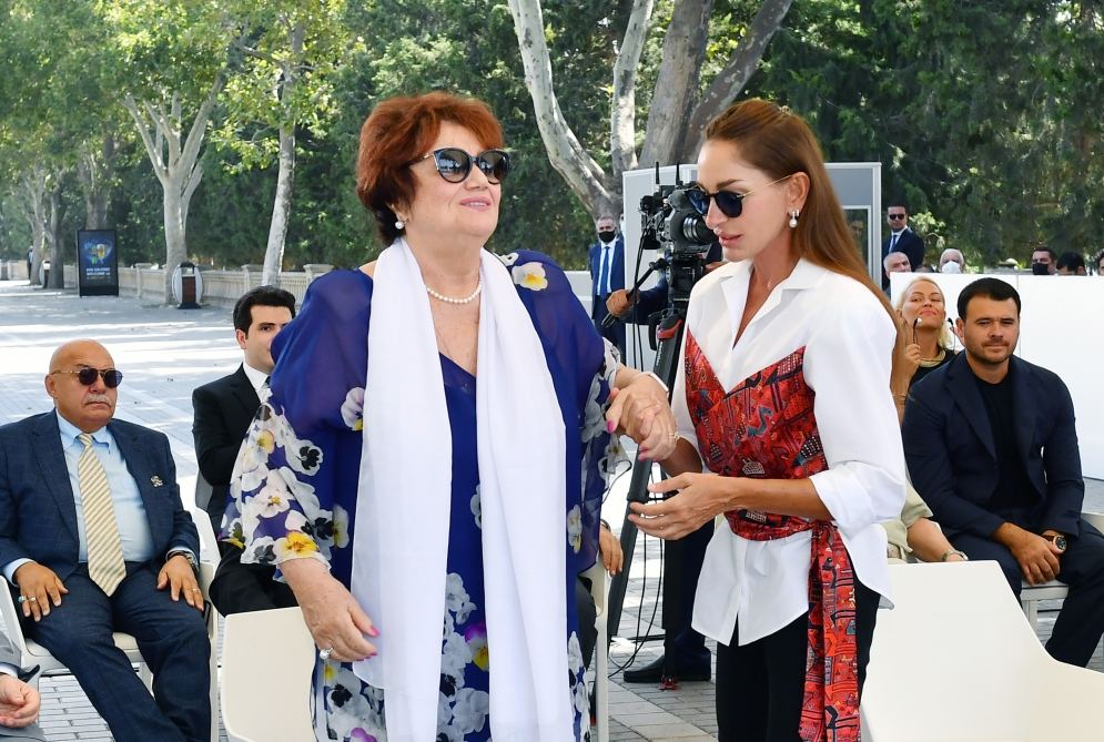 Prezident İlham Əliyev və Birinci xanım Mehriban Əliyeva Bakının Dənizkənarı Milli Parkında Müslüm Maqomayevin abidəsinin açılışında iştirak ediblər (YENİLƏNİB) (FOTO/VİDEO)