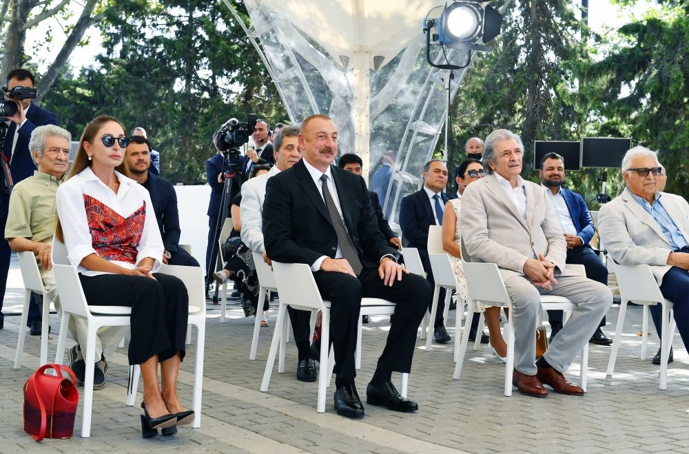 Prezident İlham Əliyev və Birinci xanım Mehriban Əliyeva Bakının Dənizkənarı Milli Parkında Müslüm Maqomayevin abidəsinin açılışında iştirak ediblər (YENİLƏNİB) (FOTO/VİDEO)