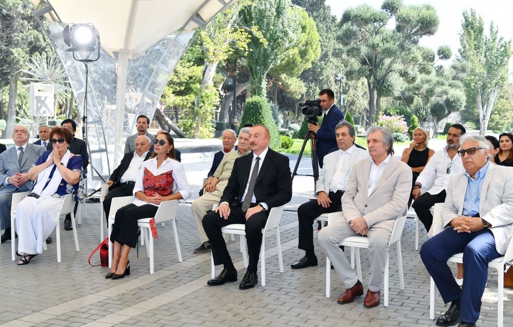 Prezident İlham Əliyev və Birinci xanım Mehriban Əliyeva Bakının Dənizkənarı Milli Parkında Müslüm Maqomayevin abidəsinin açılışında iştirak ediblər (YENİLƏNİB) (FOTO/VİDEO)