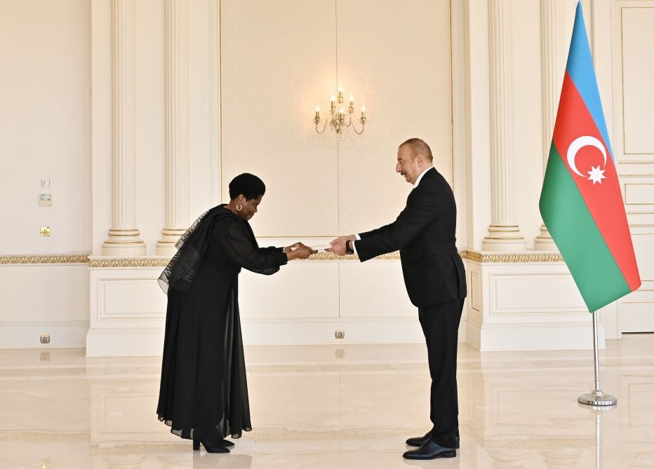 Prezident İlham Əliyev Cənubi Afrika Respublikasının Azərbaycanda yeni təyin olunan səfirinin etimadnaməsini qəbul edib (FOTO/VİDEO) (YENİLƏNİB)