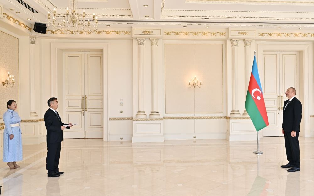 Prezident İlham Əliyev Monqolustanın Azərbaycanda yeni təyin olunan səfirinin etimadnaməsini qəbul edib (FOTO/VİDEO) (YENİLƏNİB)
