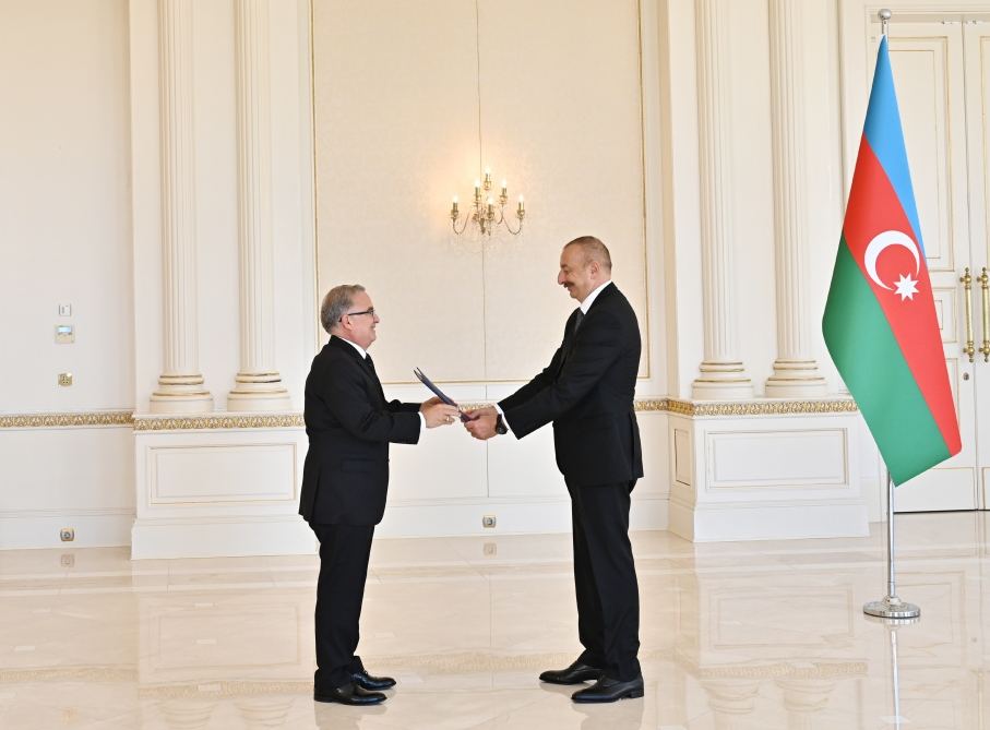 Prezident İlham Əliyev Dominikanın Azərbaycanda yeni təyin olunan səfirinin etimadnaməsini qəbul edib (FOTO) (YENİLƏNİB)