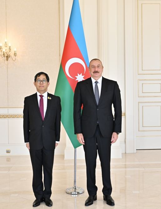 Prezident İlham Əliyev Tailandın Azərbaycanda yeni təyin olunan səfirinin etimadnaməsini qəbul edib (FOTO) (YENİLƏNİB)