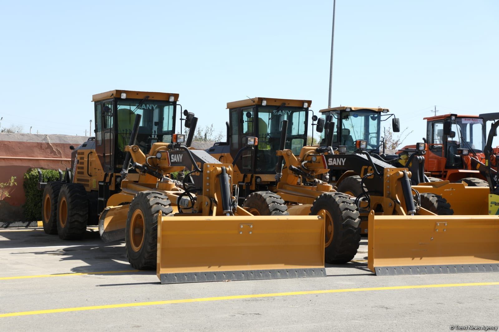 Qarabağ və Şərqi Zəngəzurda yol infrastrukturu üçün yeni maşın-mexanizmlər alınıb (FOTO)