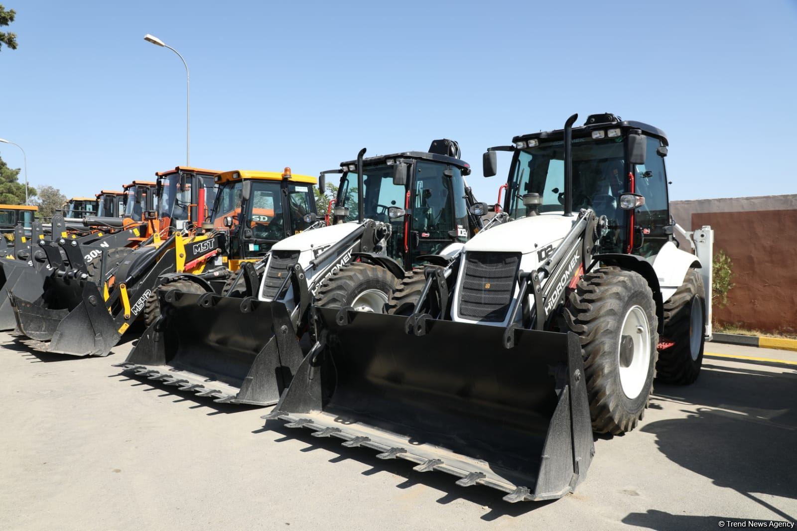Qarabağ və Şərqi Zəngəzurda yol infrastrukturu üçün yeni maşın-mexanizmlər alınıb (FOTO)
