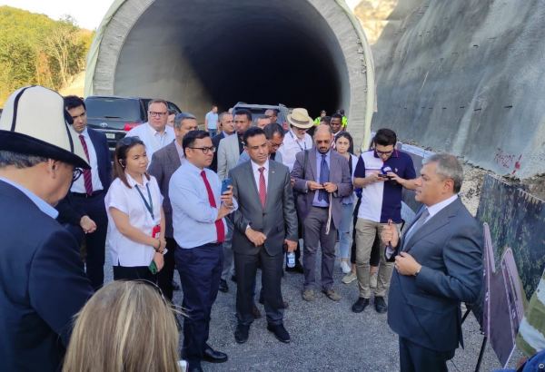 Diplomatlar Əhmədbəyli-Füzuli-Şuşa avtomobil yolu üzərində tikintisi başa çatmaqda olan tunelə baxış keçirib (FOTO)