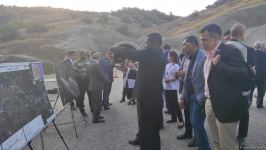 Diplomatlar Əhmədbəyli-Füzuli-Şuşa avtomobil yolu üzərində tikintisi başa çatmaqda olan tunelə baxış keçirib (FOTO)