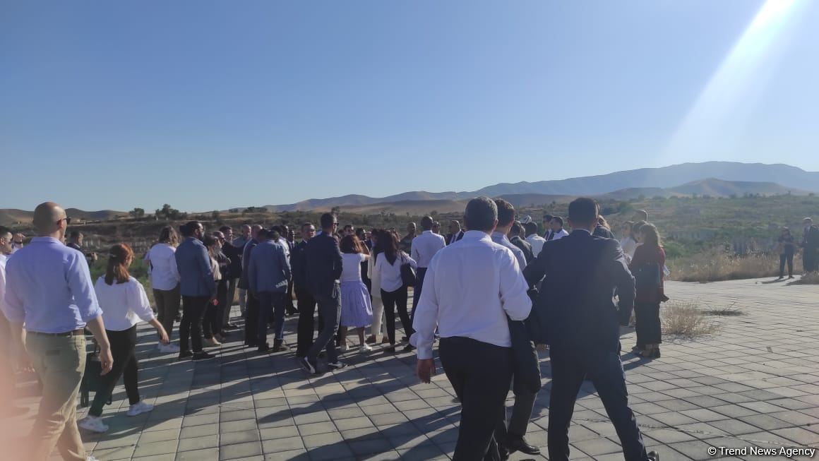 Diplomatik korpusun nümayəndələri Füzuli köhnə şəhər mərkəzinə baxış keçiriblər (FOTO)