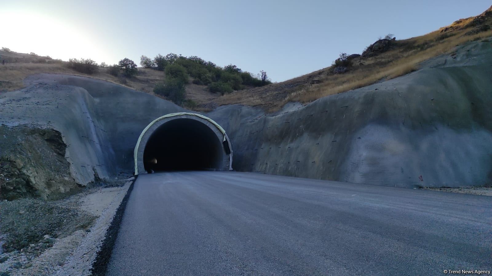 Diplomatlar Əhmədbəyli-Füzuli-Şuşa avtomobil yolu üzərində tikintisi başa çatmaqda olan tunelə baxış keçirib (FOTO)