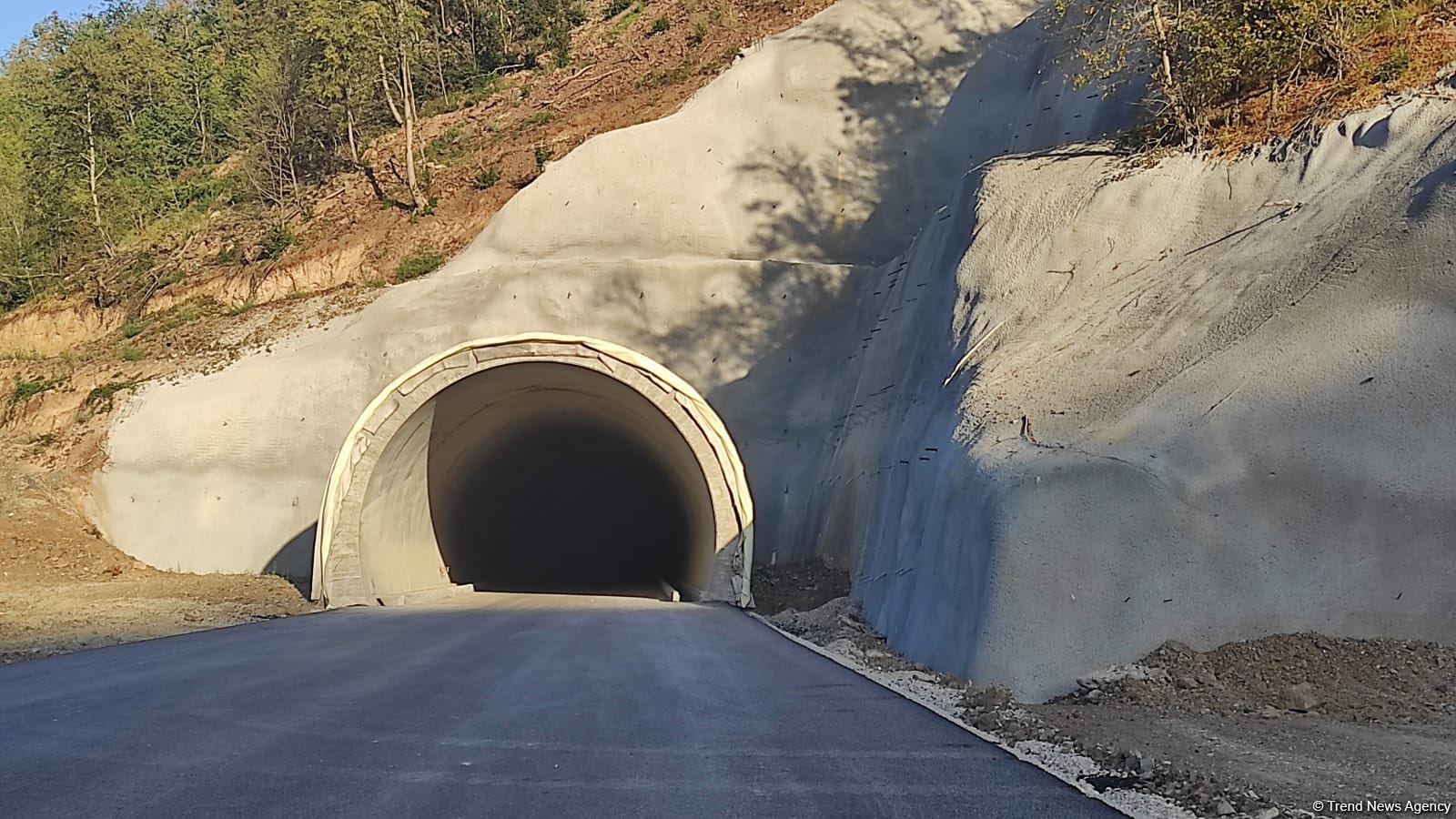 Diplomatlar Əhmədbəyli-Füzuli-Şuşa avtomobil yolu üzərində tikintisi başa çatmaqda olan tunelə baxış keçirib (FOTO)