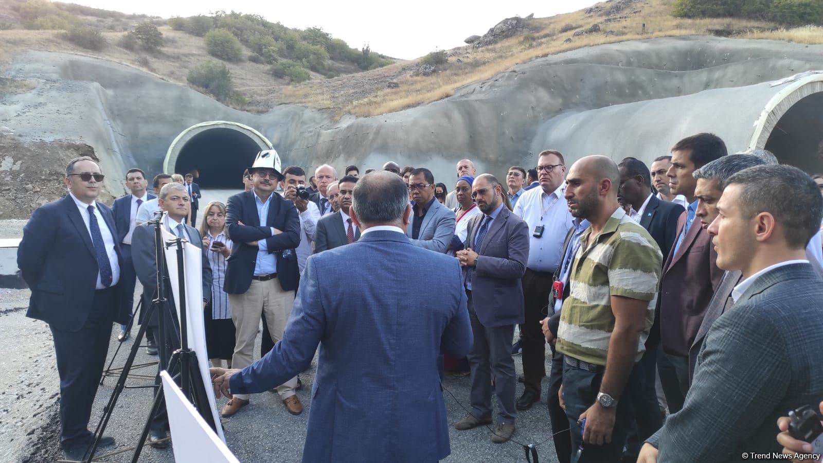 Diplomatlar Əhmədbəyli-Füzuli-Şuşa avtomobil yolu üzərində tikintisi başa çatmaqda olan tunelə baxış keçirib (FOTO)