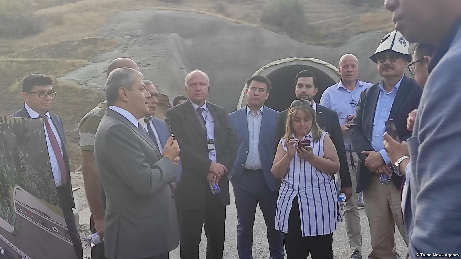 Diplomatlar Əhmədbəyli-Füzuli-Şuşa avtomobil yolu üzərində tikintisi başa çatmaqda olan tunelə baxış keçirib (FOTO)