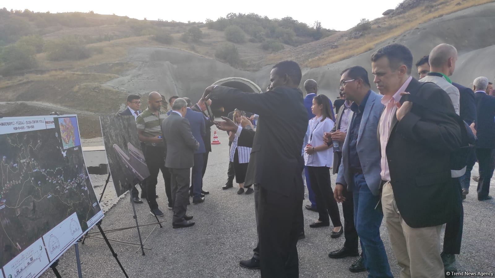 Diplomatlar Əhmədbəyli-Füzuli-Şuşa avtomobil yolu üzərində tikintisi başa çatmaqda olan tunelə baxış keçirib (FOTO)