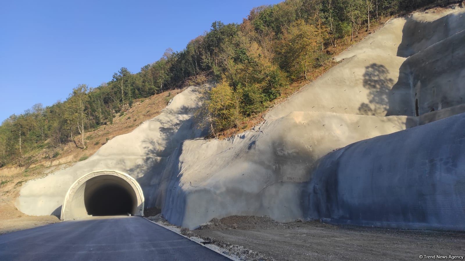 Diplomatlar Əhmədbəyli-Füzuli-Şuşa avtomobil yolu üzərində tikintisi başa çatmaqda olan tunelə baxış keçirib (FOTO)