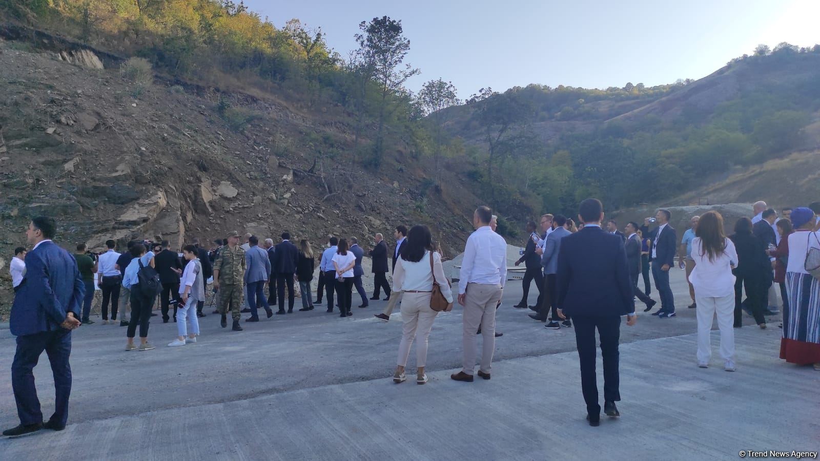 Diplomatlar Əhmədbəyli-Füzuli-Şuşa avtomobil yolu üzərində tikintisi başa çatmaqda olan tunelə baxış keçirib (FOTO)