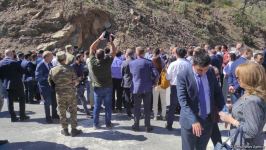 Diplomatlar Əhmədbəyli-Füzuli-Şuşa avtomobil yolu üzərində tikintisi başa çatmaqda olan tunelə baxıblar (FOTO)
