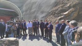 Diplomatlar Əhmədbəyli-Füzuli-Şuşa avtomobil yolu üzərində tikintisi başa çatmaqda olan tunelə baxıblar (FOTO)