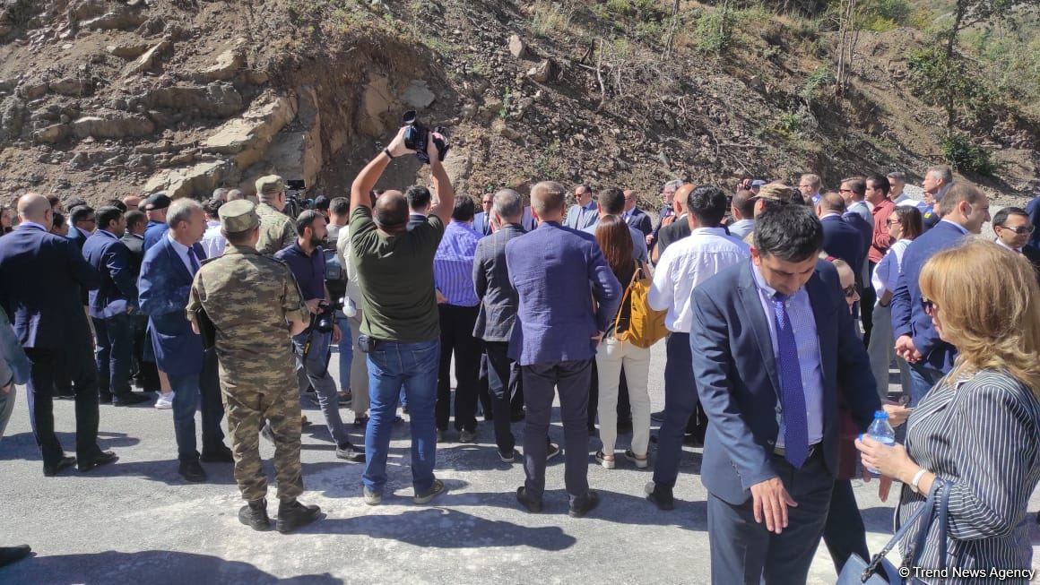 Diplomatlar Əhmədbəyli-Füzuli-Şuşa avtomobil yolu üzərində tikintisi başa çatmaqda olan tunelə baxıblar (FOTO)