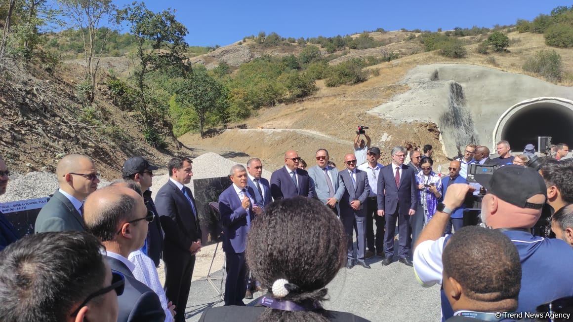 Diplomatlar Əhmədbəyli-Füzuli-Şuşa avtomobil yolu üzərində tikintisi başa çatmaqda olan tunelə baxıblar (FOTO)