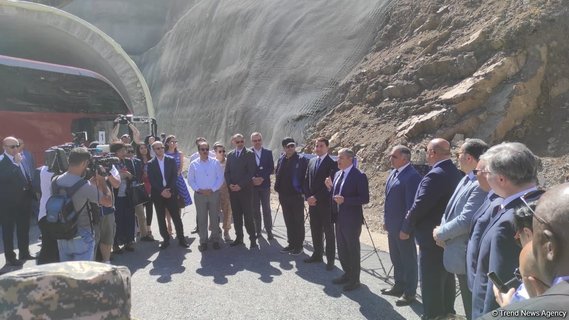 Diplomatlar Əhmədbəyli-Füzuli-Şuşa avtomobil yolu üzərində tikintisi başa çatmaqda olan tunelə baxıblar (FOTO)