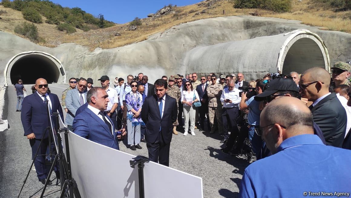Diplomatlar Əhmədbəyli-Füzuli-Şuşa avtomobil yolu üzərində tikintisi başa çatmaqda olan tunelə baxıblar (FOTO)