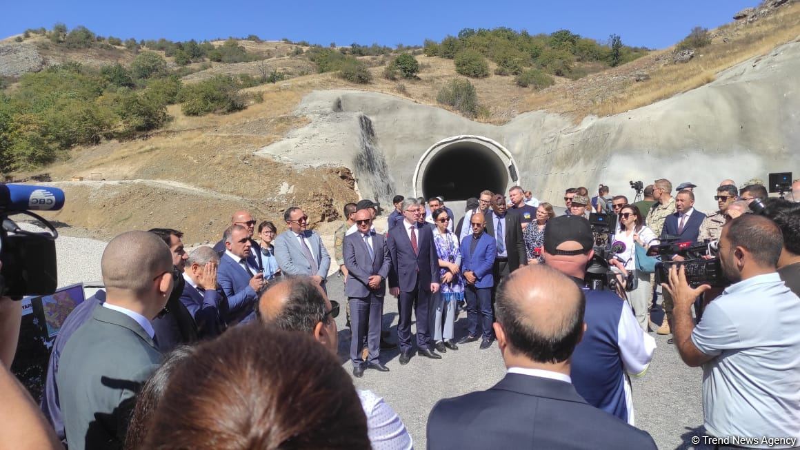 Diplomatlar Əhmədbəyli-Füzuli-Şuşa avtomobil yolu üzərində tikintisi başa çatmaqda olan tunelə baxıblar (FOTO)