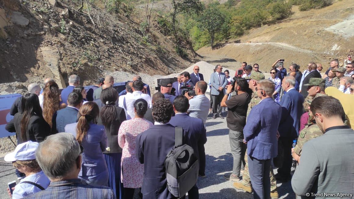 Diplomatlar Əhmədbəyli-Füzuli-Şuşa avtomobil yolu üzərində tikintisi başa çatmaqda olan tunelə baxıblar (FOTO)