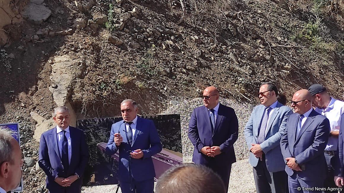 Diplomatlar Əhmədbəyli-Füzuli-Şuşa avtomobil yolu üzərində tikintisi başa çatmaqda olan tunelə baxıblar (FOTO)