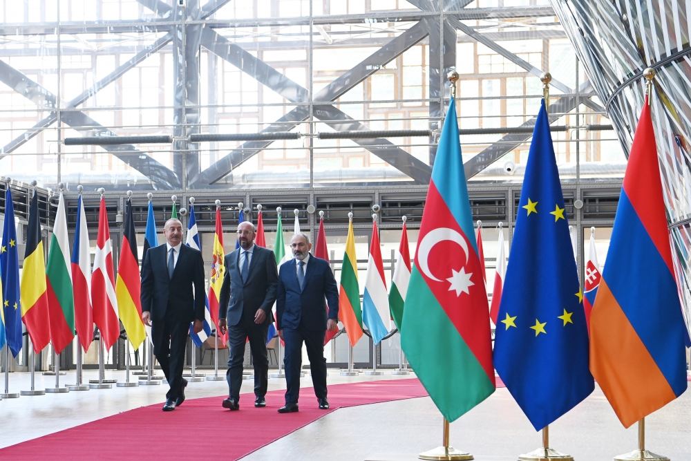 Brüsseldə Prezident İlham Əliyevin Avropa İttifaqı Şurasının Prezidenti Şarl Mişel və Ermənistanın baş naziri Nikol Paşinyan ilə görüşü keçirilib (FOTO/VİDEO) (YENİLƏNİB)