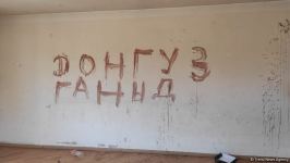 Ermənilərin növbəti barbarlığı: Tərk etdikləri evin divarlarına donuz qanı sürtüblər (FOTO)