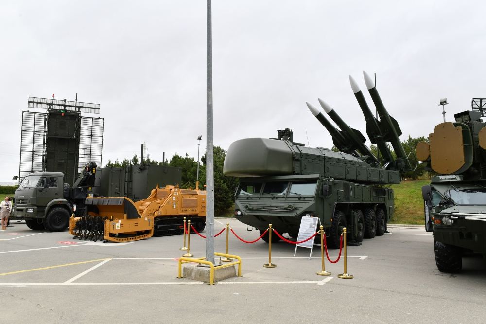 Prezident İlham Əliyev 4-cü “ADEX” və 13-cü “Securex Caspian” sərgiləri ilə tanış olub (FOTO/VİDEO) (YENİLƏNİB)