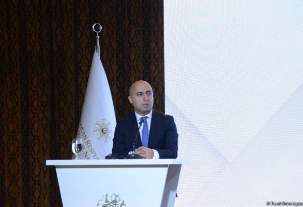 Nazir məktəbli formalarının alışında yaranan problemlərə münasibət bildirib