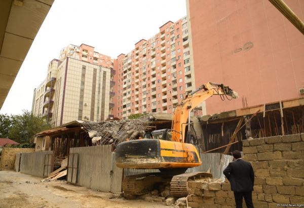 Bakıda qanunsuz tikilməkdə olan bina sökülür (FOTO/VİDEO)