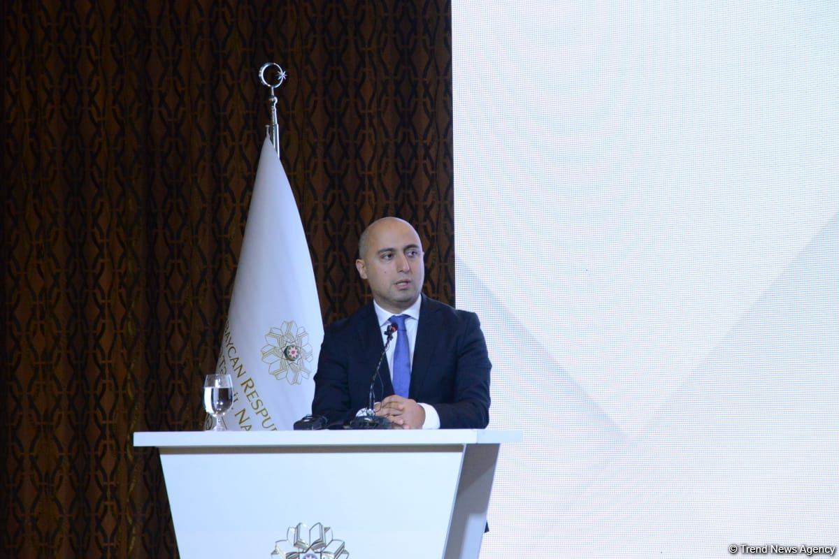 Nazir məktəbli formalarının alışında yaranan problemlərə münasibət bildirib