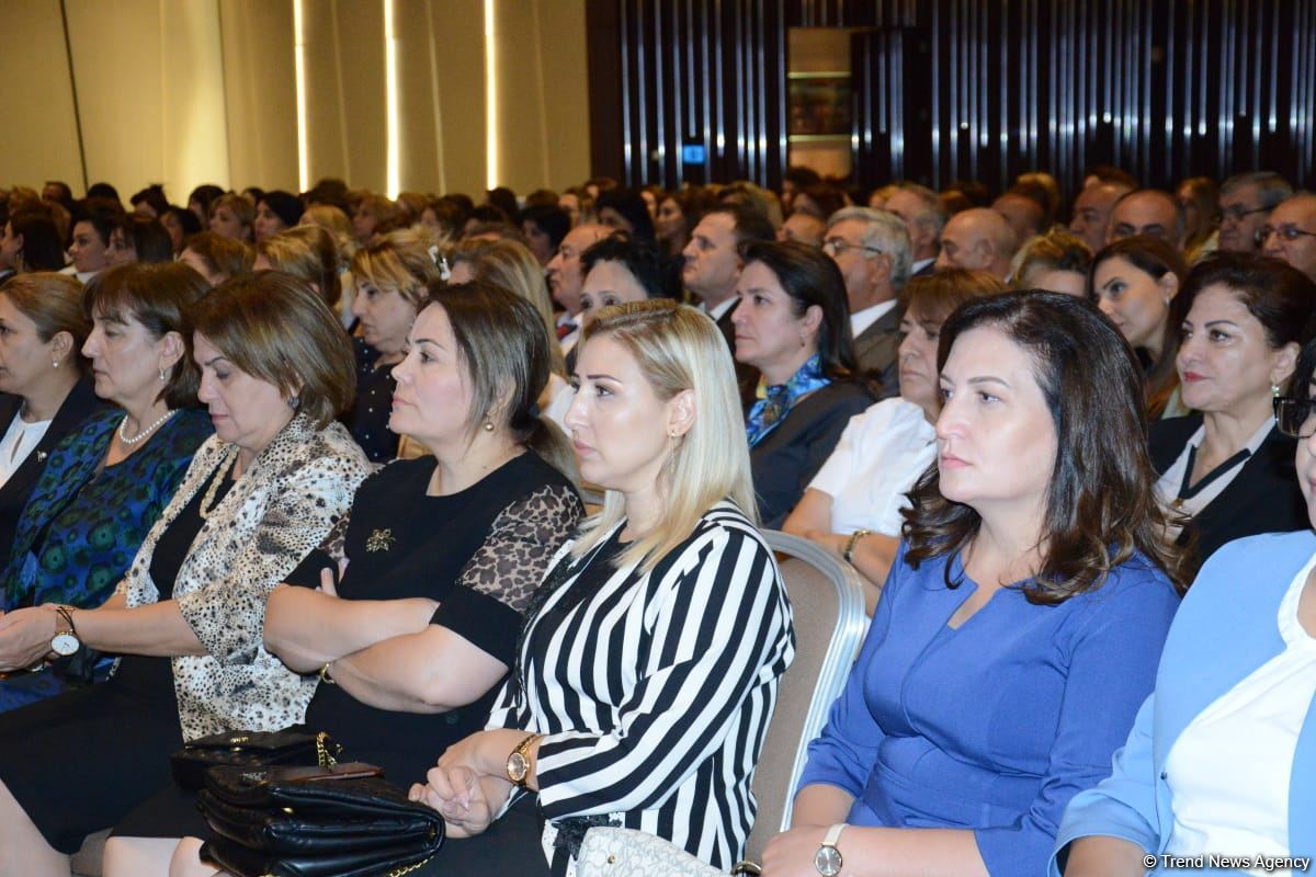 Bakı şəhəri təhsil işçilərinin sentyabr konfransı keçirilir (FOTO)