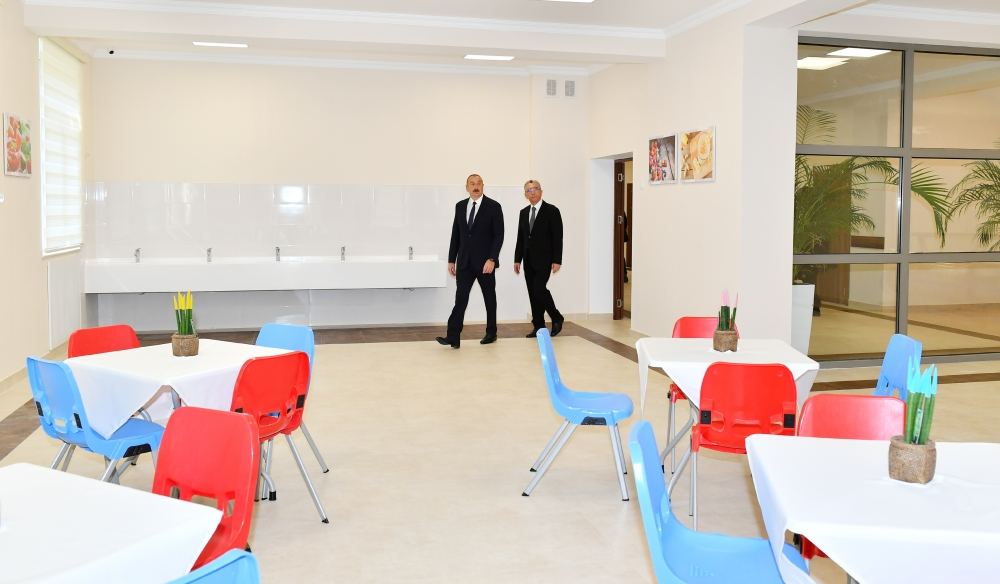 Prezident İlham Əliyev Nəsimi rayonunda yeni korpusu tikilən 35 saylı tam orta məktəbdə yaradılan şəraitlə tanış olub (FOTO/VİDEO)