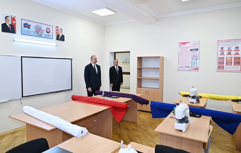 Prezident İlham Əliyev Nəsimi rayonunda yeni korpusu tikilən 35 saylı tam orta məktəbdə yaradılan şəraitlə tanış olub (FOTO/VİDEO)