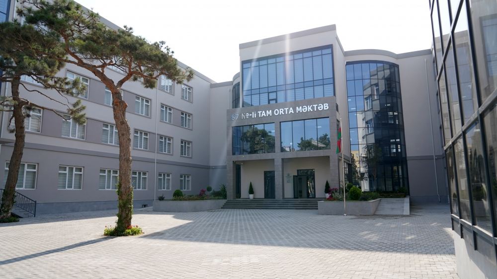 Prezident İlham Əliyev Suraxanı rayonunda yeni inşa edilmiş 87 saylı məktəb kompleksində yaradılan şəraitlə tanış olub (FOTO/VİDEO)