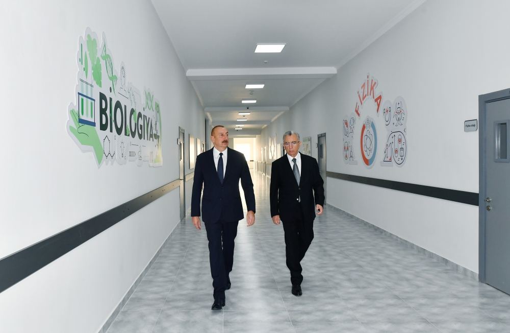 Prezident İlham Əliyev Suraxanı rayonunda yeni inşa edilmiş 87 saylı məktəb kompleksində yaradılan şəraitlə tanış olub (FOTO/VİDEO)