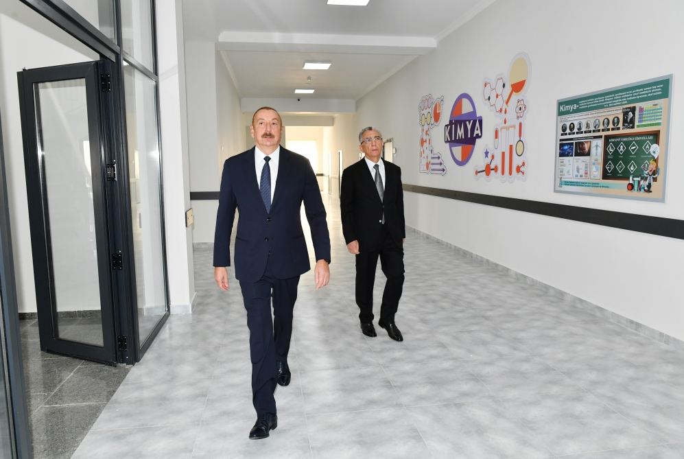 Prezident İlham Əliyev Suraxanı rayonunda yeni inşa edilmiş 87 saylı məktəb kompleksində yaradılan şəraitlə tanış olub (FOTO/VİDEO)