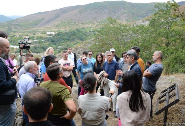 Xarici səyahətçilər Azıx mağarasını ziyarət ediblər (FOTO)