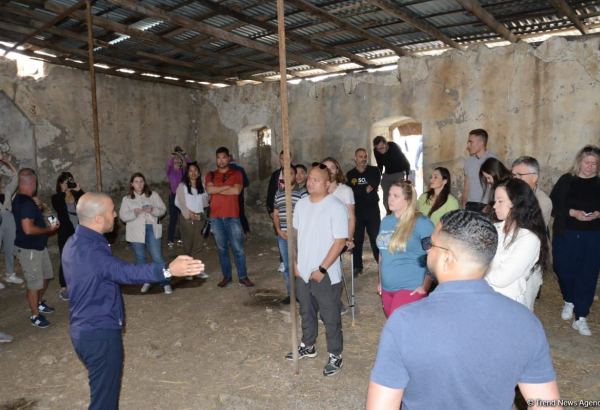 Tanınmış səyyahlar Füzulinin Merdinli kəndindəki məscidi ziyarət ediblər (FOTO)