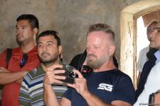Tanınmış səyyahlar Füzulinin Merdinli kəndindəki məscidi ziyarət ediblər (FOTO)