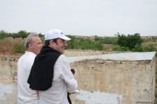 Tanınmış səyyahlar Füzulinin Merdinli kəndindəki məscidi ziyarət ediblər (FOTO)
