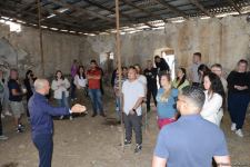 Tanınmış səyyahlar Füzulinin Merdinli kəndindəki məscidi ziyarət ediblər (FOTO)