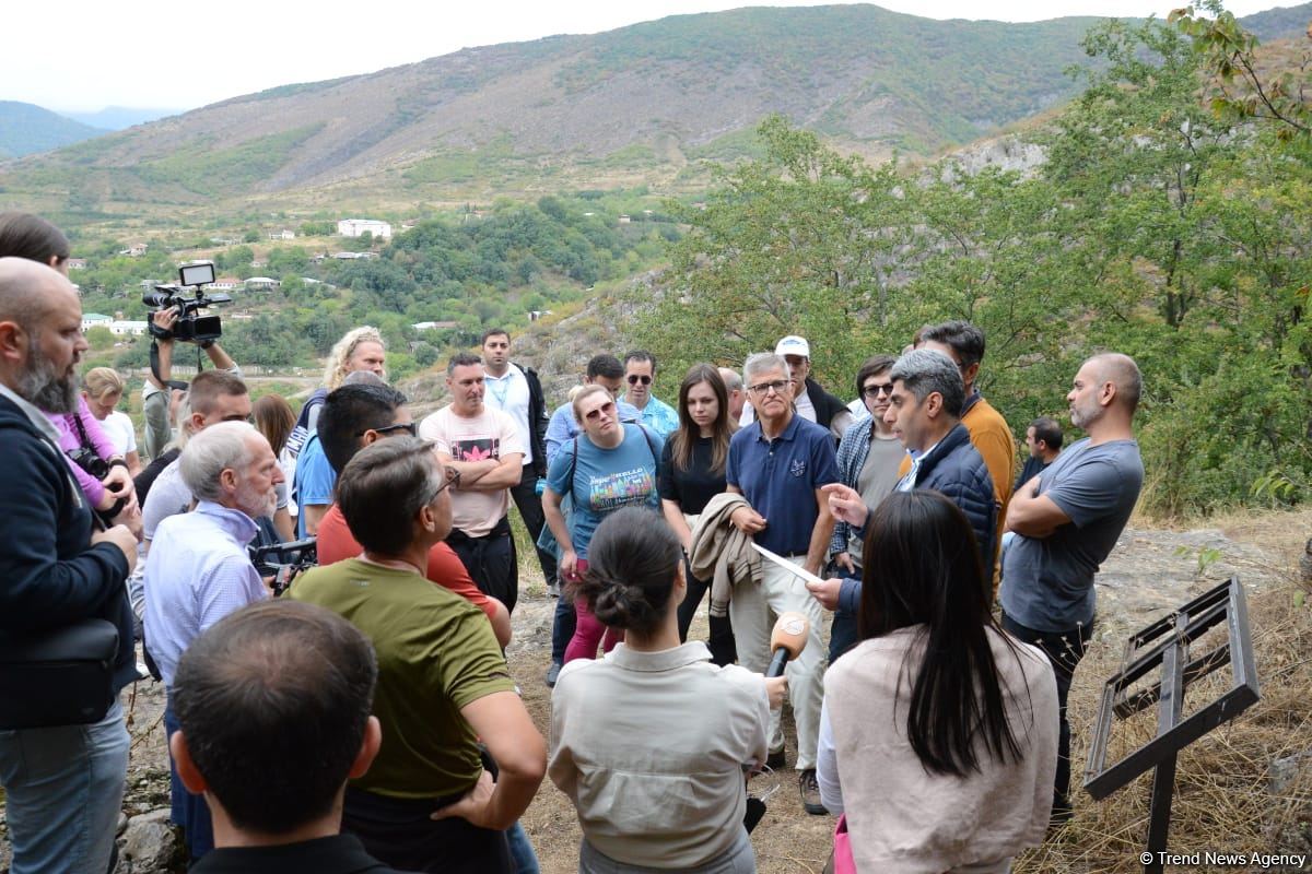 Xarici səyahətçilər Azıx mağarasını ziyarət ediblər (FOTO)