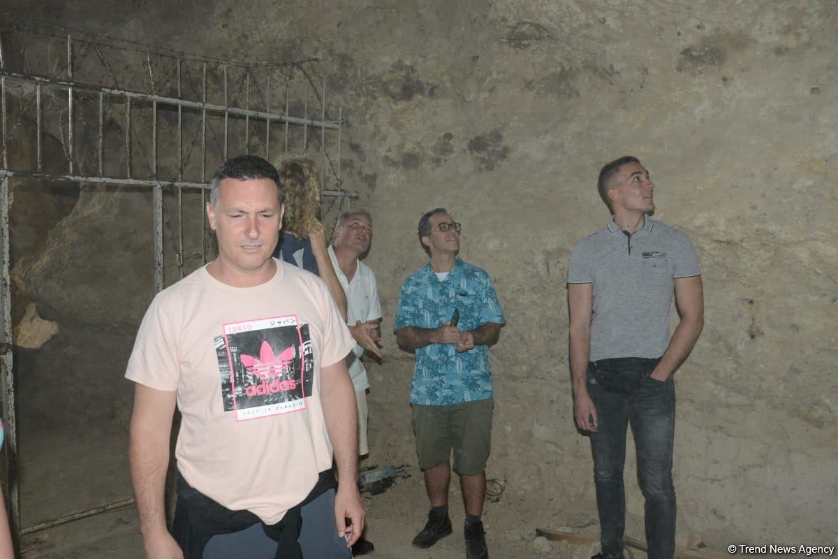 Xarici səyahətçilər Azıx mağarasını ziyarət ediblər (FOTO)
