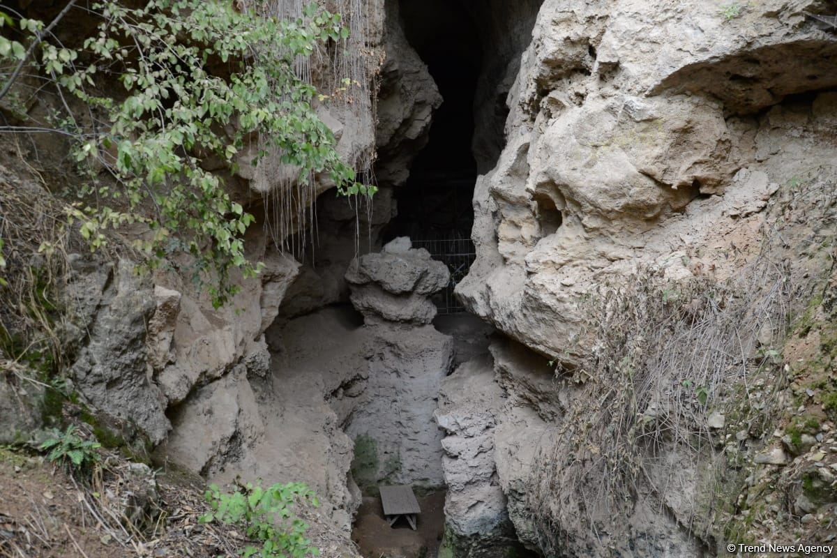 Xarici səyahətçilər Azıx mağarasını ziyarət ediblər (FOTO)