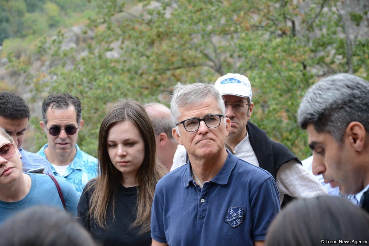 Xarici səyahətçilər Azıx mağarasını ziyarət ediblər (FOTO)